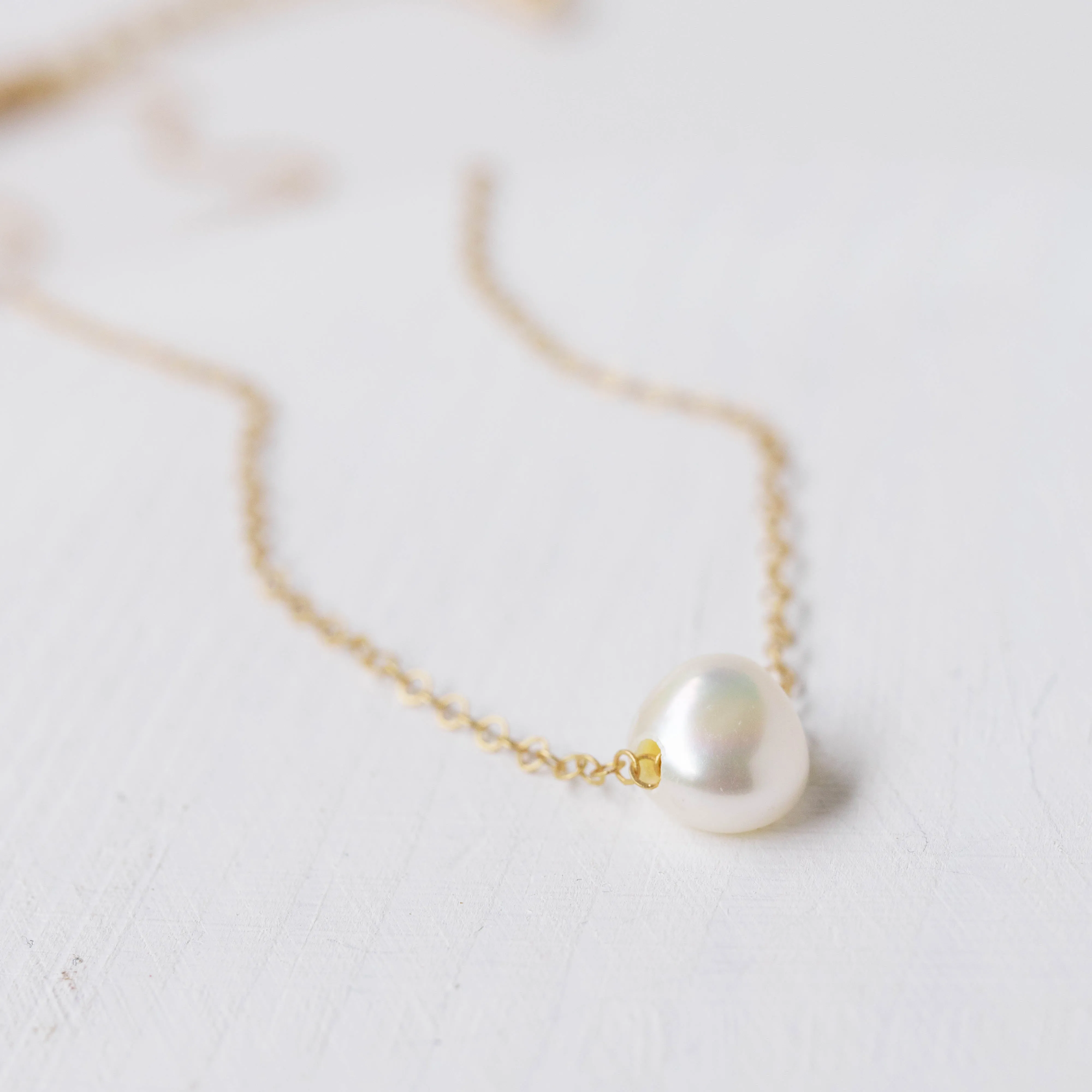 Single floating pearl Necklace