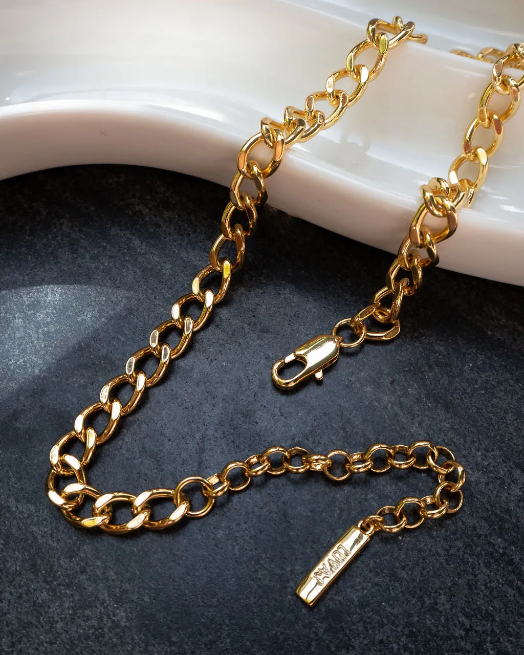 The Classique Curb Chain (8mm)- Gold